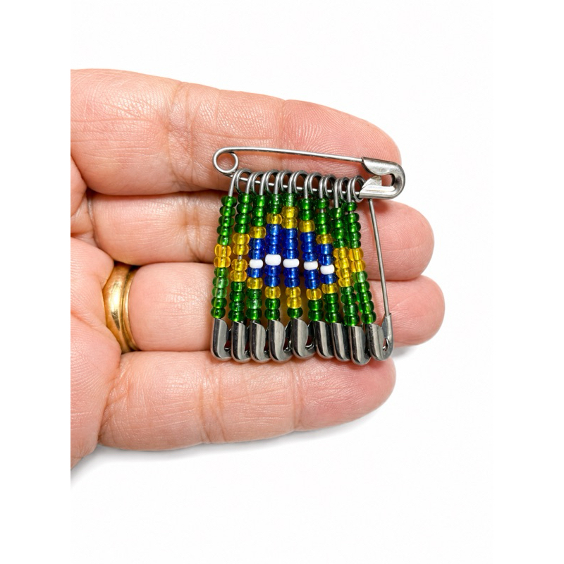 Broche Brasil Pin de Alfinete Bandeira do Brasil Miçangas Artesanal Miane Brasil para Roupas e Bolsas Acessório