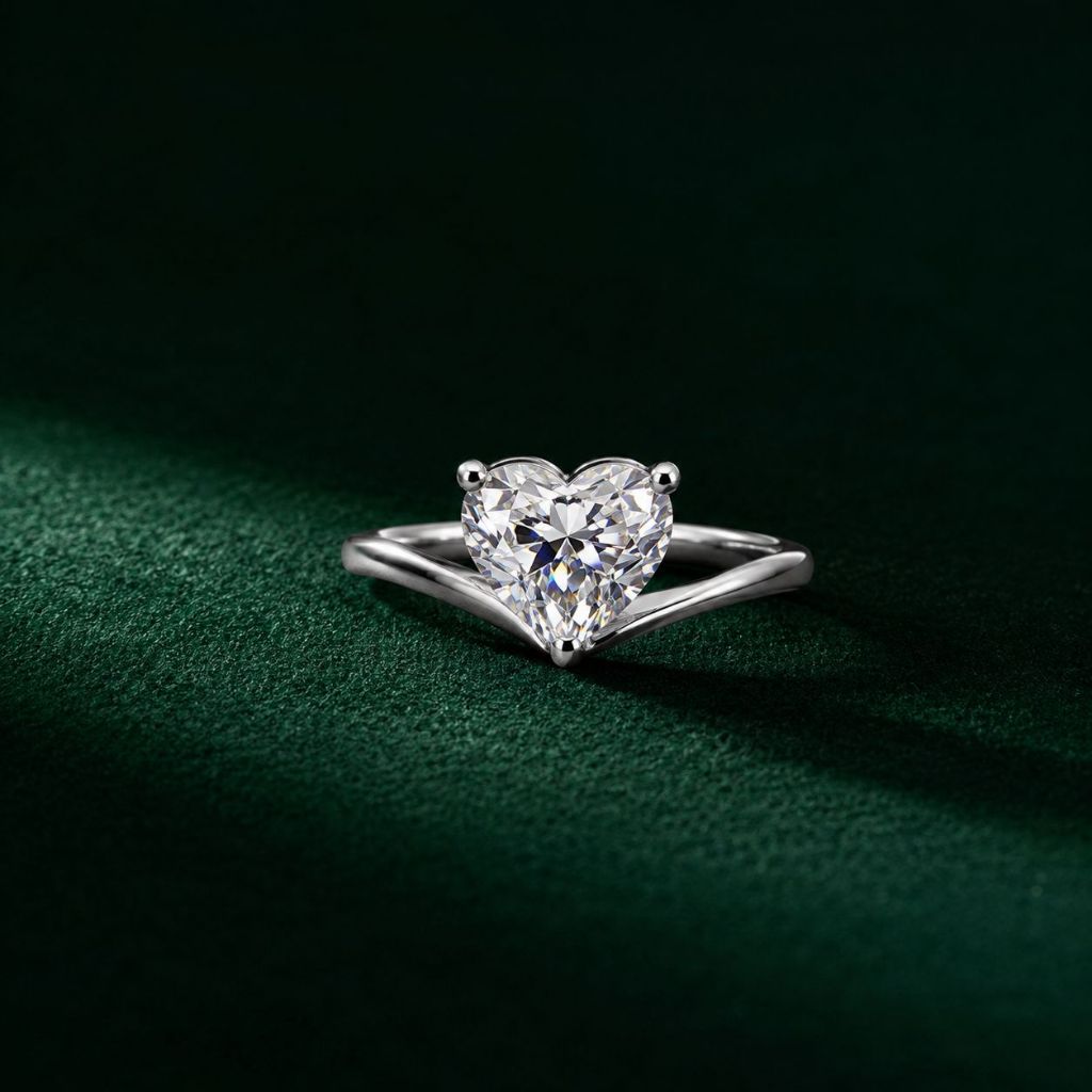 Anel Prata 925 V com Moissanite Coração 6mm Elegante e Feminino