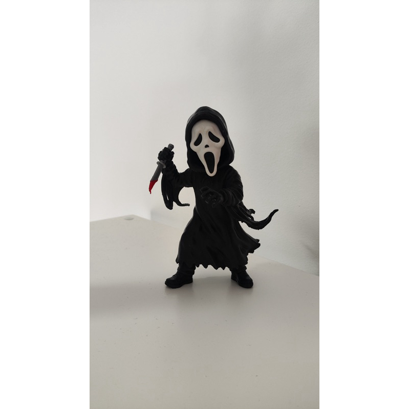 Título: Ghost Face Action Figure - O Ícone do Terror na sua Estante! 🔪😱
