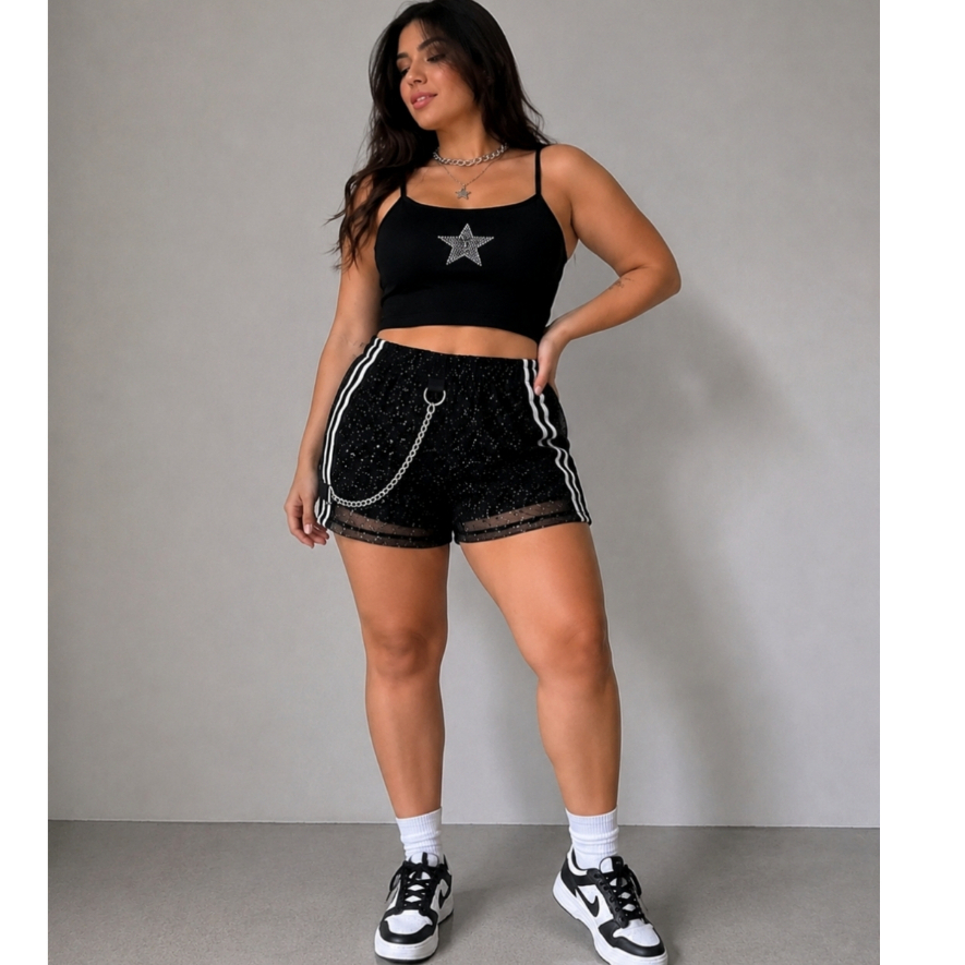 Short transparente em tule brilhante com corrente e bolsos cargo