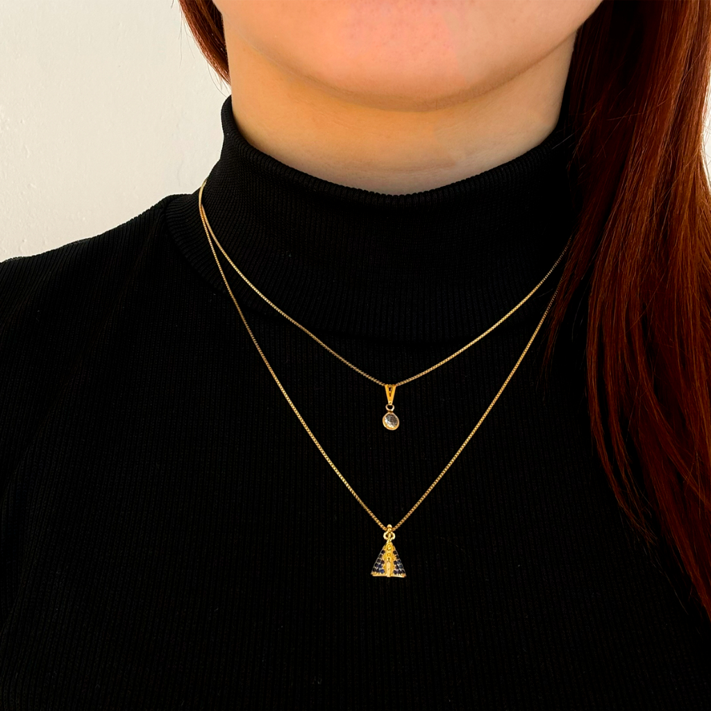 Colar Mini Nossa Senhora Aparecida Cravejada Semijoia Feminina Dourado Prata Presente de Fé e Proteção Cravejado Branco