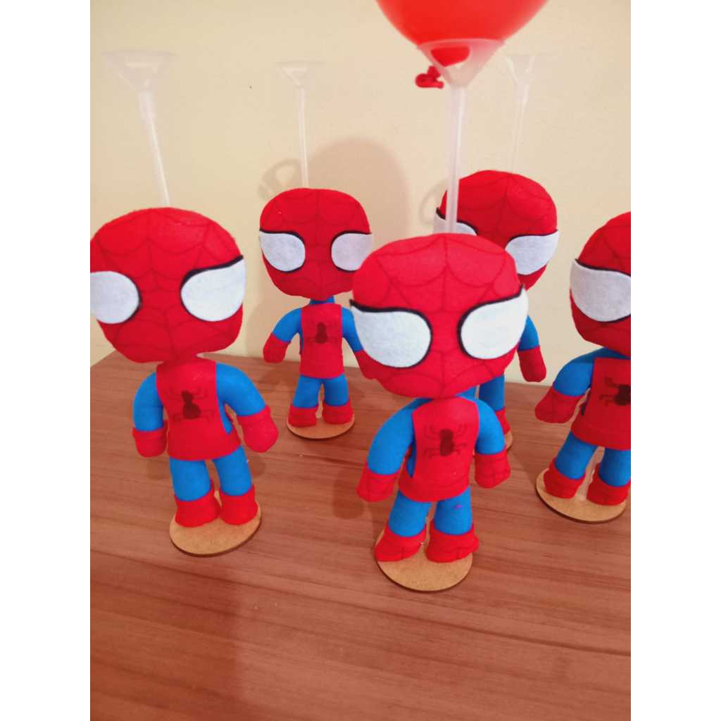 Centro de mesa com 10 peças do homem aranha sentado e 10 de pe, lindos centros de mesa em feltro