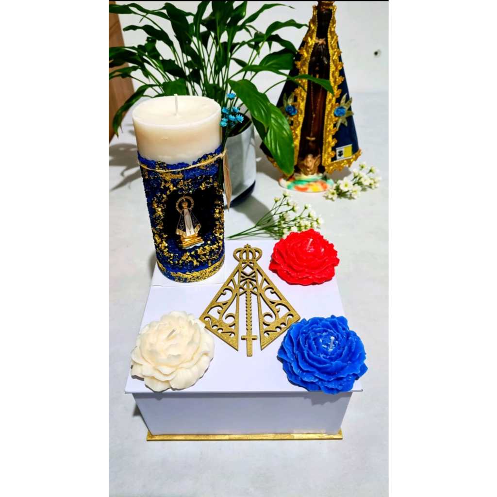 Caixa  com Vela Gruta Nossa Senhora Aparecida  3 Velas no formato de Peônia Aromática dia dos Pais Fé e proteção da Mãe