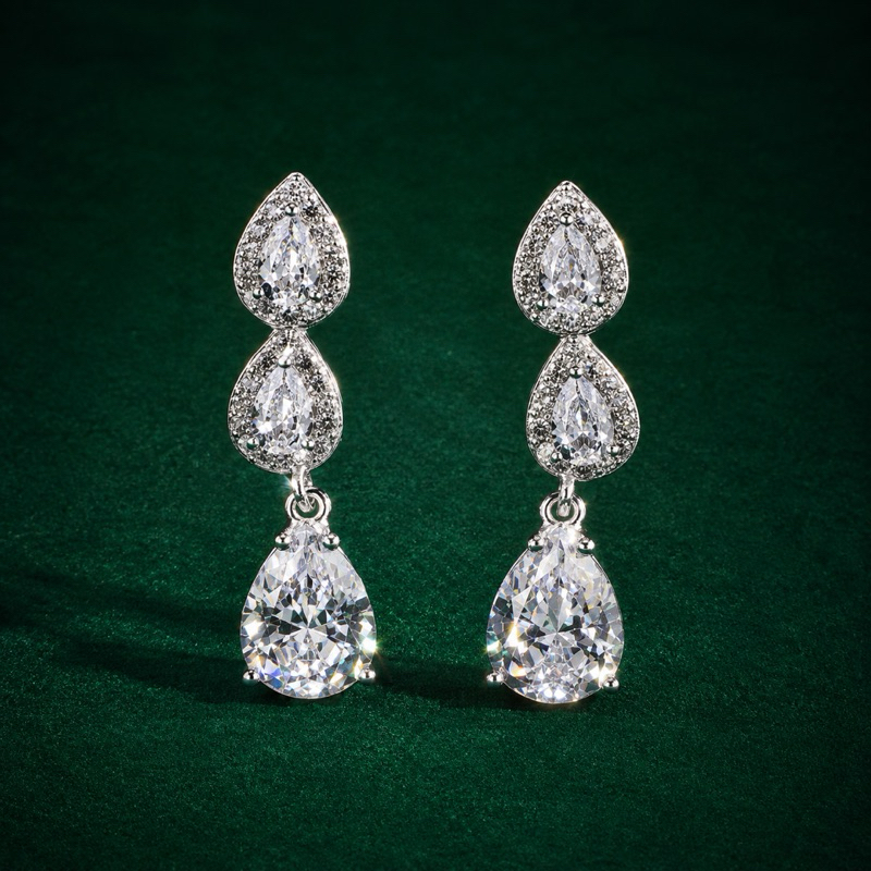 Brinco Três Gotas Cravejado em Prata 925 Elegante e Sofisticado