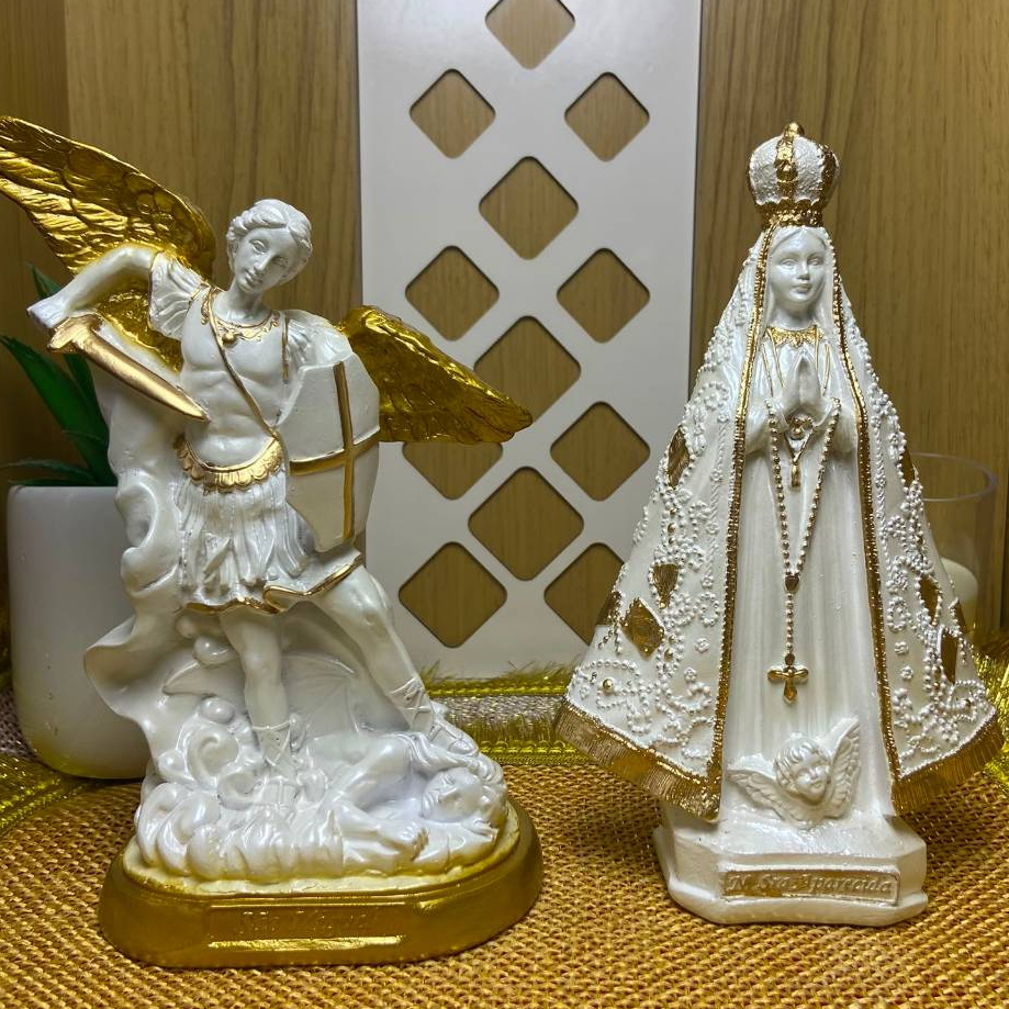 Kit Nossa Senhora Aparecida + São Miguel Arcanjo 20cm em Gesso Maciço Branco Pérola com Detalhes Dourados Decoração