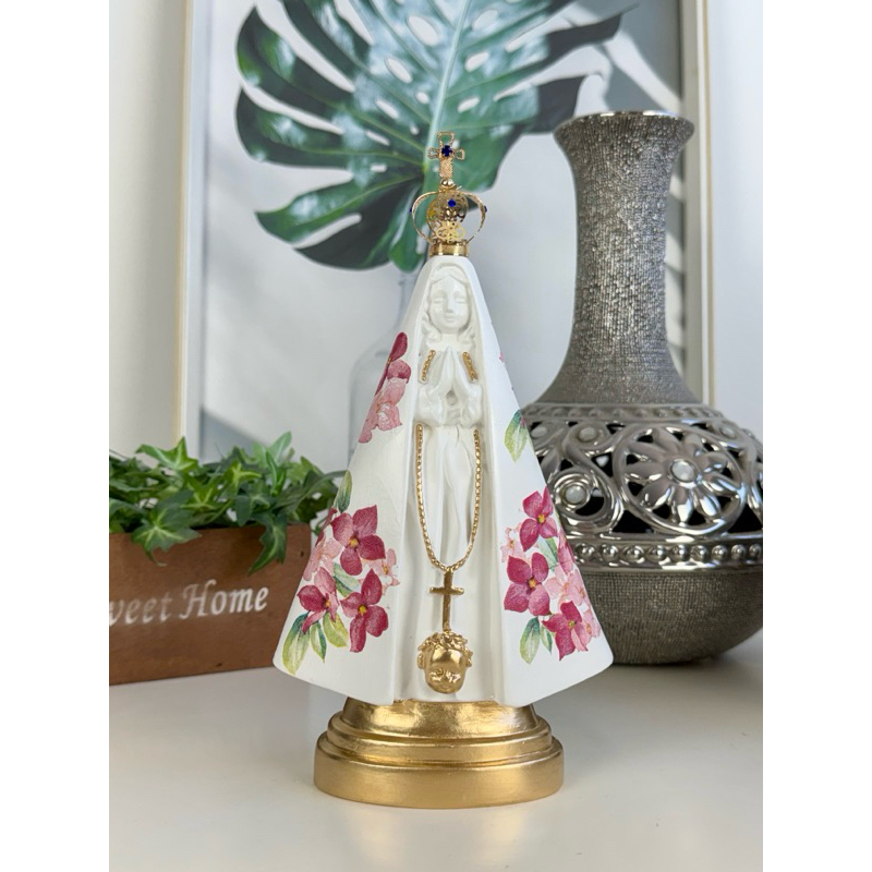 imagem nossa senhora aparecida 20cm coroa folheada manto de flores rosa verde detalhes em dourado gesso