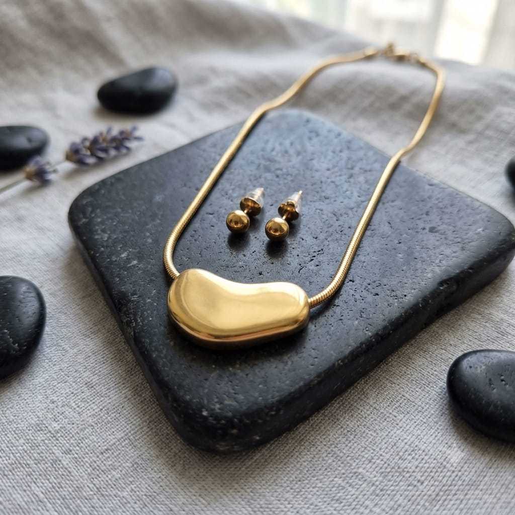 Conjunto Colar e Brinco Folheado Ouro 18k Pingente Coração Orgânico Gargantilha Bolinha Semijoia Feminina Presente