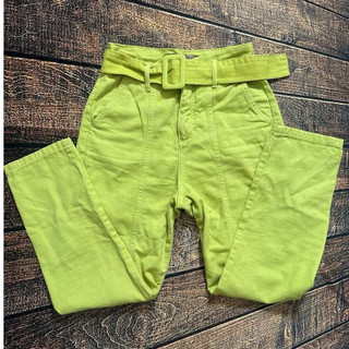 calça capri jeans da marca shoulder, tamanho 34, na cor verde limão. feita em 100% algodão, acompanha cinto. usada