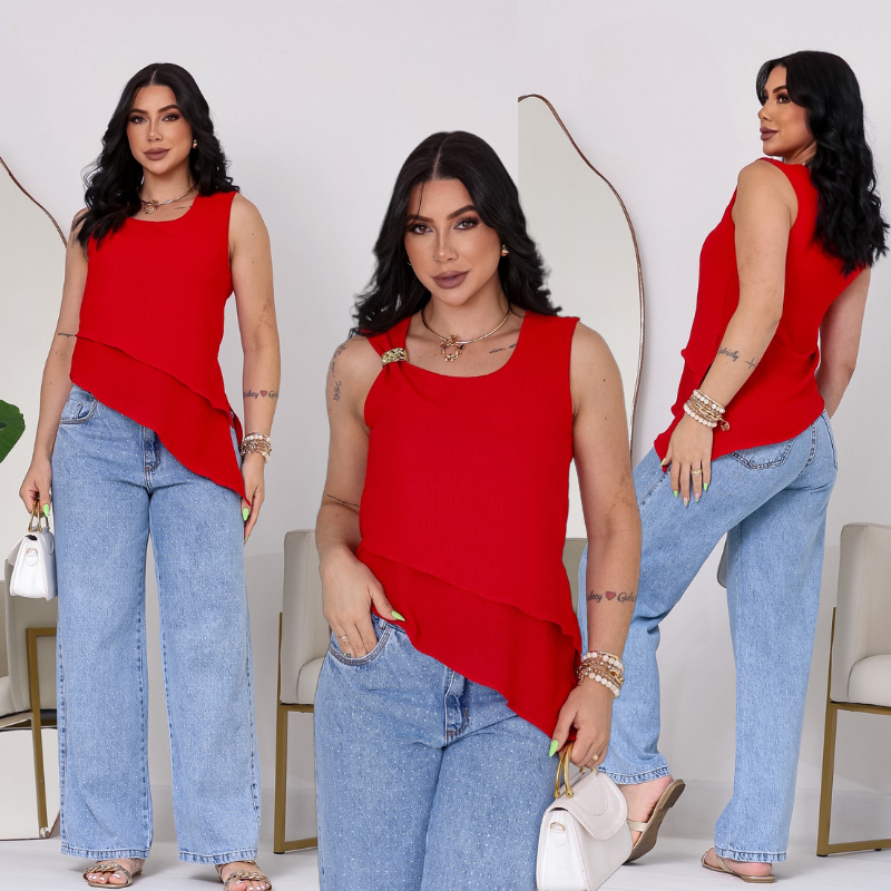 Blusa Assimétrica em Tecido Duna com Fivela Dourada e Fenda Lateral Elegante