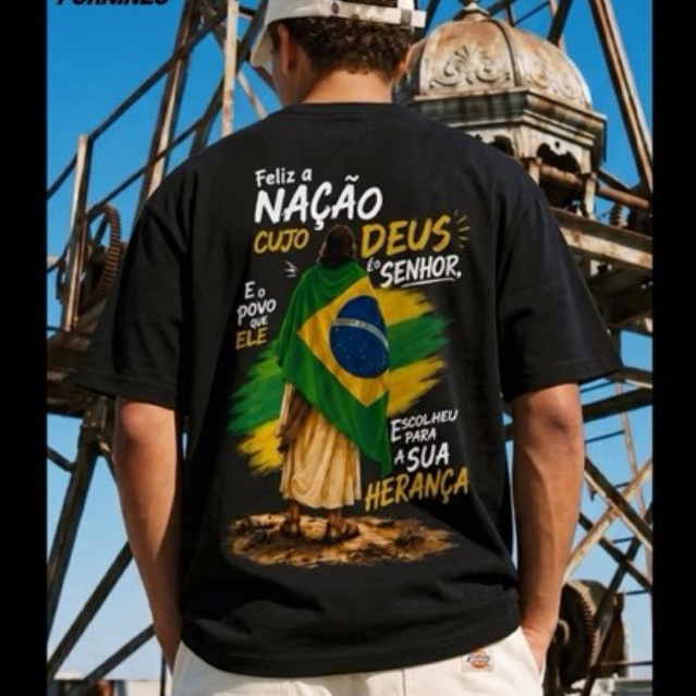 Camiseta Algodão Fio 30.1 Design "Feliz a Nação" e Bandeira do Brasil Unisex para Homens e Mulheres