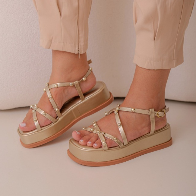 Papete Feminina FlatForm Confortável Tiras Cruzadas Com Aplique Metalizado Leve