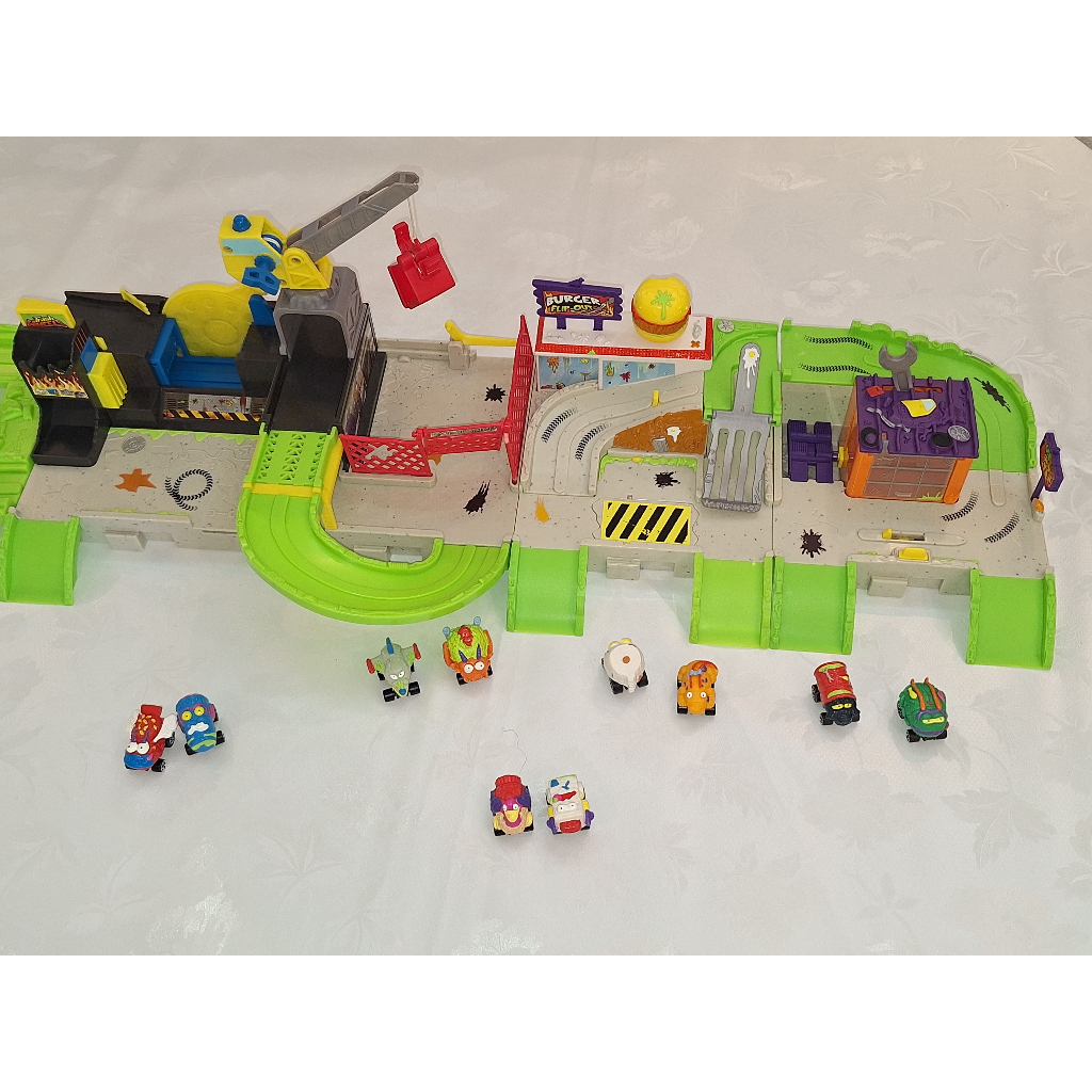 BRINQUEDO CIDADE TRASH WHEELS POSTO GASOLINA, FERRO VELHO E BURGER SEMINOVO EM ÓTIMO ESTAD