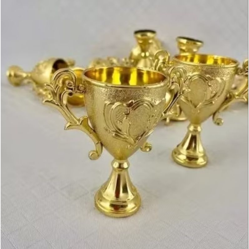 KIT 10 Mini Troféu Decorativo Dourado - Leve e Versátil para Festas e Eventos KIT 10 Mini Troféu Decorativo Dourado - Leve e Versátil para Festas e Eventos