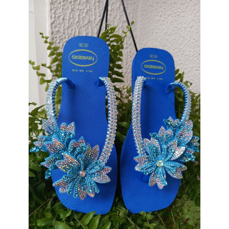 chinelos havaianas originais customizadas com flor tripla. em Oferta na Shopee