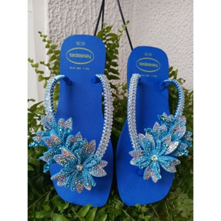 chinelos havaianas originais customizadas com flor tripla. em Oferta na Shopee