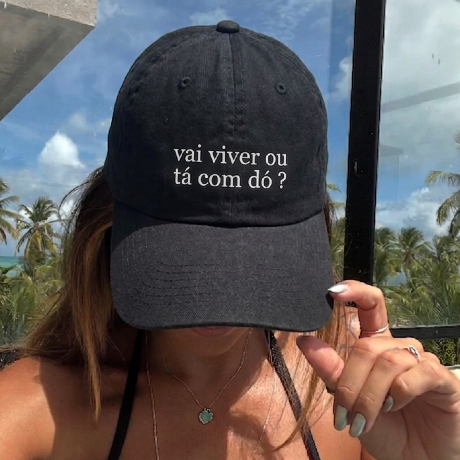 Boné “Vai Viver ou Tá com Dó?” 🧢 Aba Curva Unissex Branco e Preto | Boné de Frase | Streetwear | Sombrinha