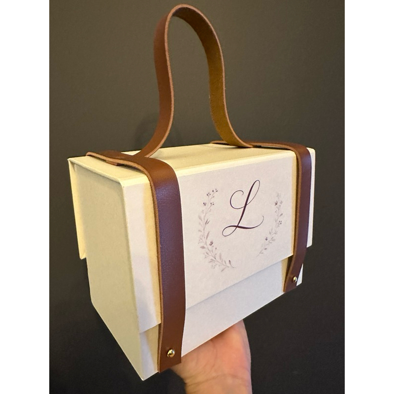 CAIXA Mini Maleta na corMardim OU Azul Porto Seguro com alças em couro caramelo 20x11x15 para brindes corporativos. em Oferta na Shopee