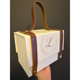 CAIXA Mini Maleta na corMardim OU Azul Porto Seguro com alças em couro caramelo 20x11x15 para brindes corporativos. em Oferta na Shopee