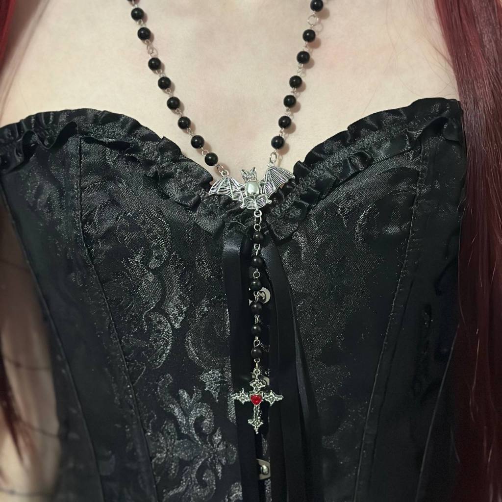 Terço Gotico Morcego - Terço Gotico com cruz com cristal vermelho e pingente de Morcego prata Dark