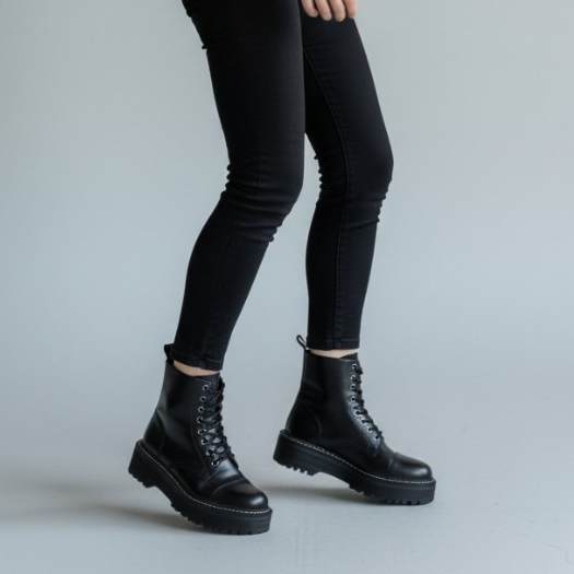 Coturno Feminino Preto Plataforma Tratorado Cano Médio Estilo Fashion Confortável