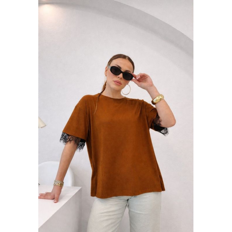 Blusa Feminina Oversized Marrom com Renda  Manga Curta e Detalhe Costas Aberta
