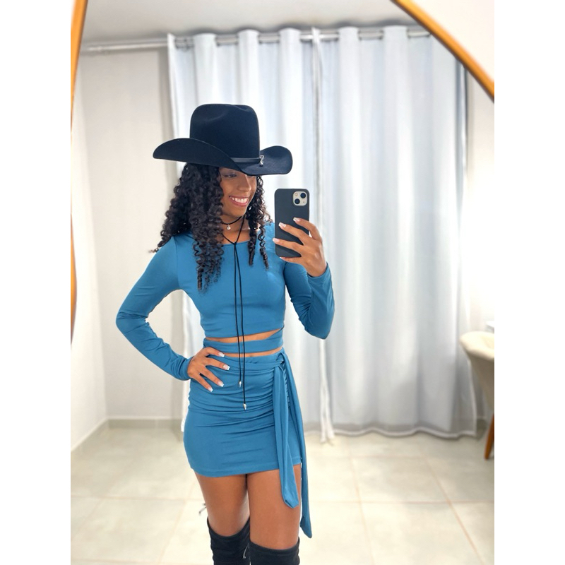 Conjunto Zendaya conjunto de saia curta e cropped manga longa moda gringa com detalhe de amarração moda feminina