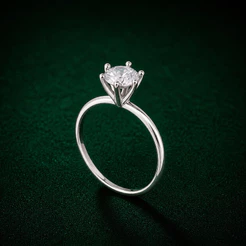 Anel Solitário Transparente em Prata 925 Clássico e Elegante
