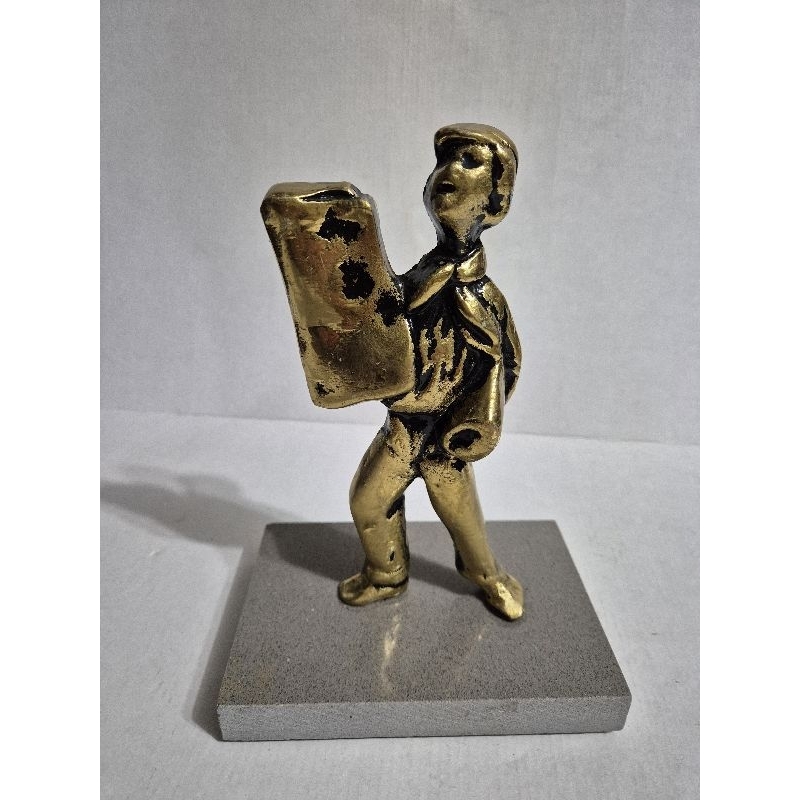 escultura menino jornaleiro bronze maciço C4067