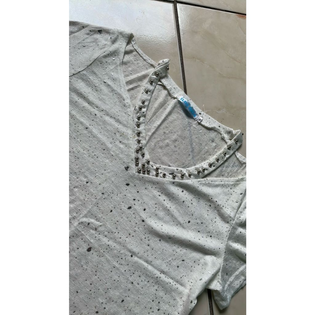 Blusa Branca Ilha Bela com Pedraria no Decote
