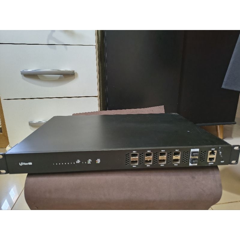 OLT ubiquiti 8 portas gpon usada