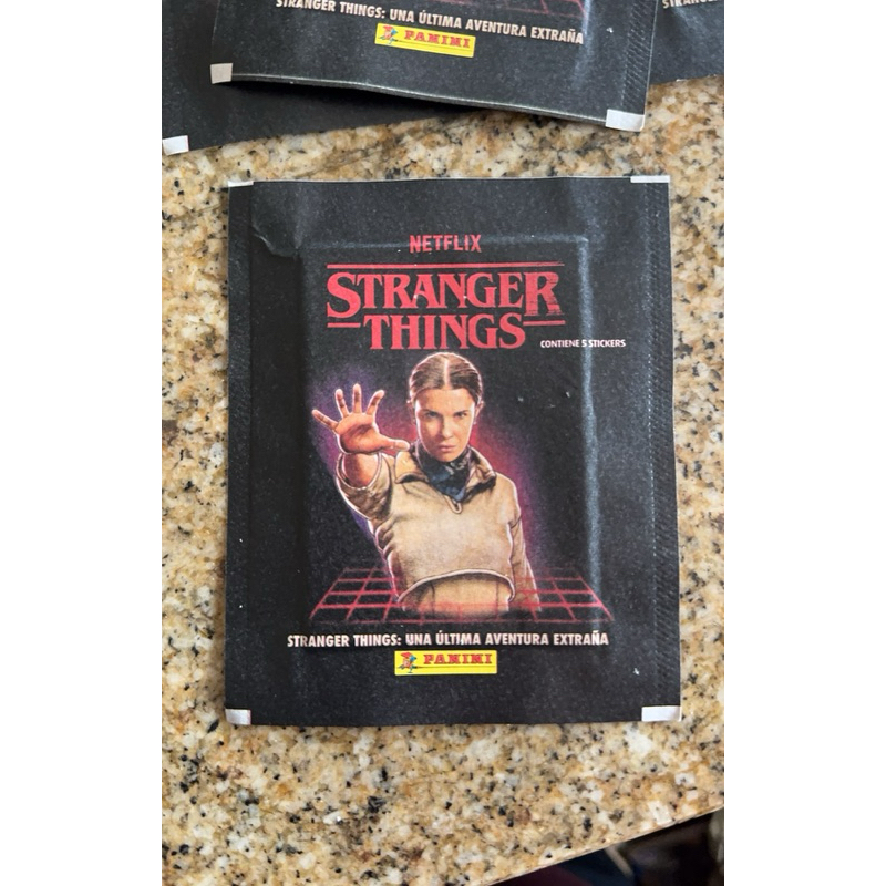 KIT com 5 envelopes de figurinha stranger things oficial cada envelope contém 5 figurinhas oficiais