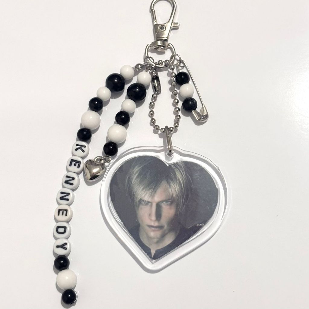 Chaveiro Macaron acrílico coração Leon Kennedy