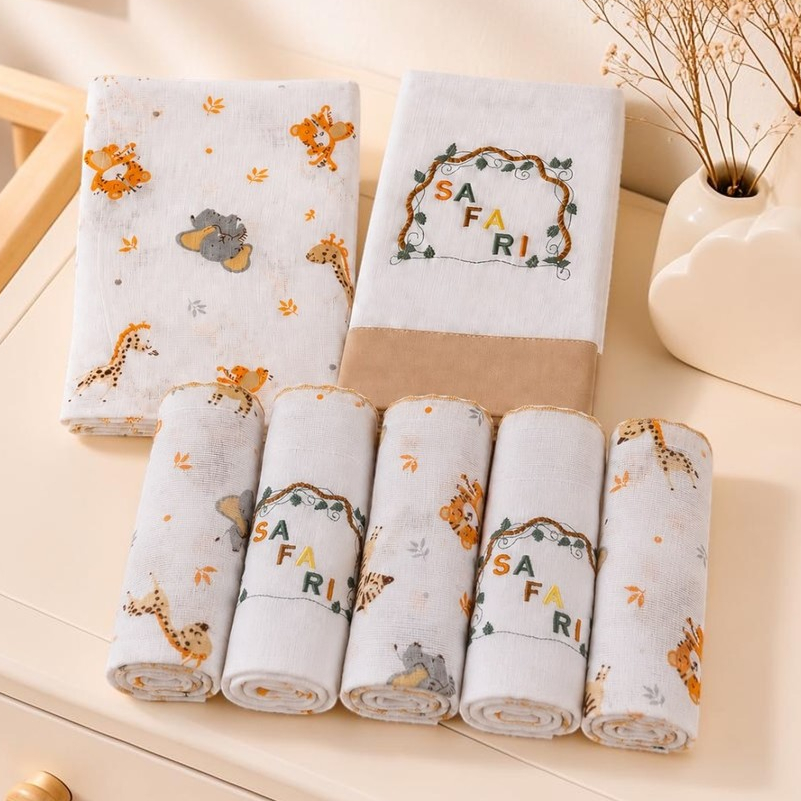 Kit 7 Peças Savana Enxoval Bebê Menino Estampa & Bordado Safari Baby Bichinhos 5 Fraldas +2 Toalhas
