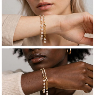 pulseira de pérolas e strass apresenta um design assimétrico e delicado,