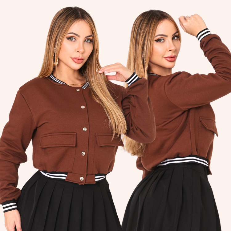 Jaqueta Bomber Feminina Moletom Cargo Cropped College Listrada e Bolsos Frontais Casual Inverno Moda