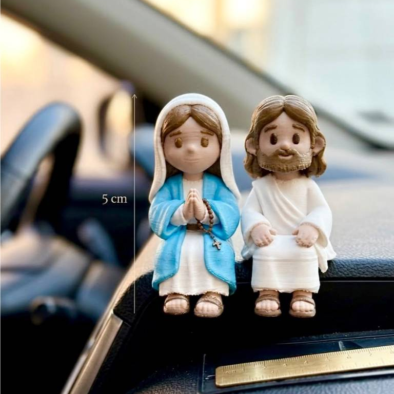 Mini Jesus Mini Maria Sentado Enfeite Monitor TV Prateleira Religioso Fé Decorativo 5cm Impressao 3D PLA — imagem 2 de 2