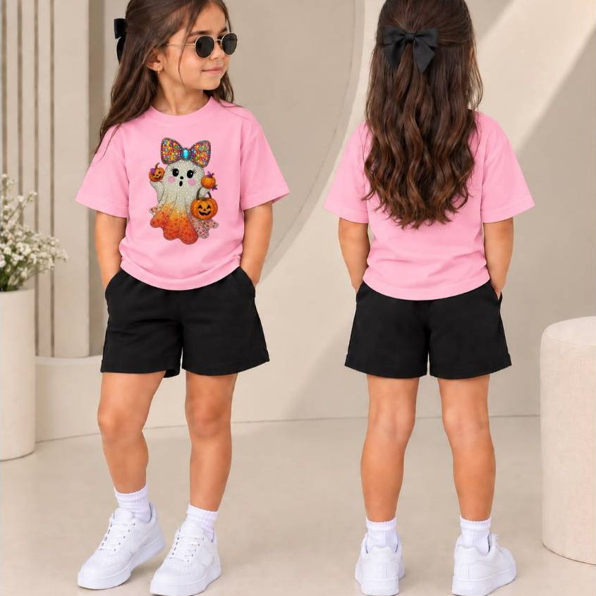 Conjunto Casual Infantil Feminino para Halloween com Camiseta Estampada Fantasminha e Short de Moletom Confortável