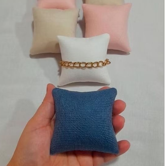 kit com 3 Almofadinhas Expositores para joias 8x8cm em veludo e suede