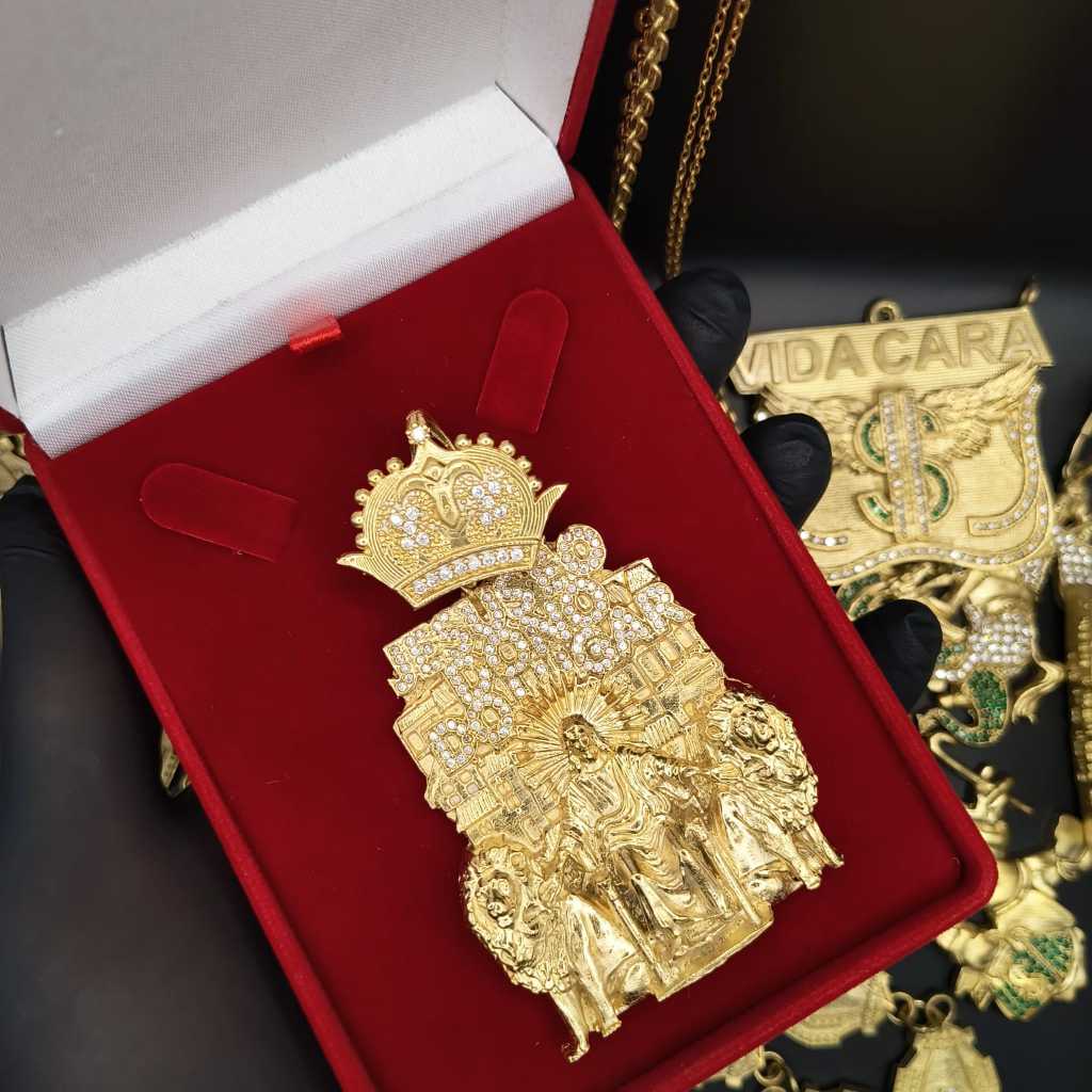 Pingente 100% Moeda Antiga Jesus Dono Lugar Cor Identica Ouro Cravejado Premium Acabemento Joalheria