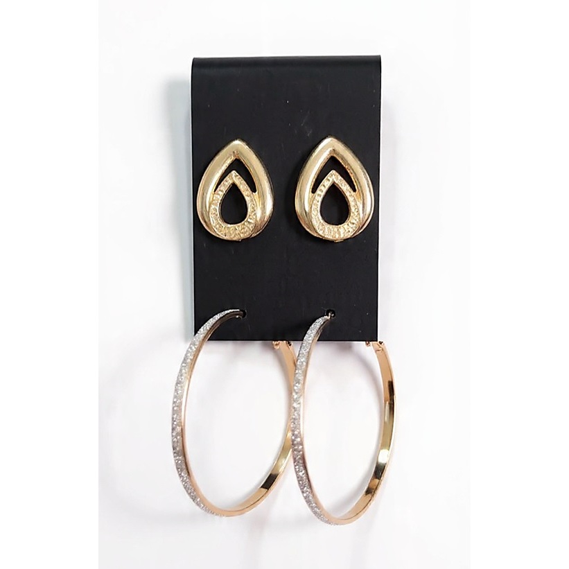 2 pares de brincos: 1 par banhado a ouro, gota dourada com detalhe / 1 argola bijuteria com brilho