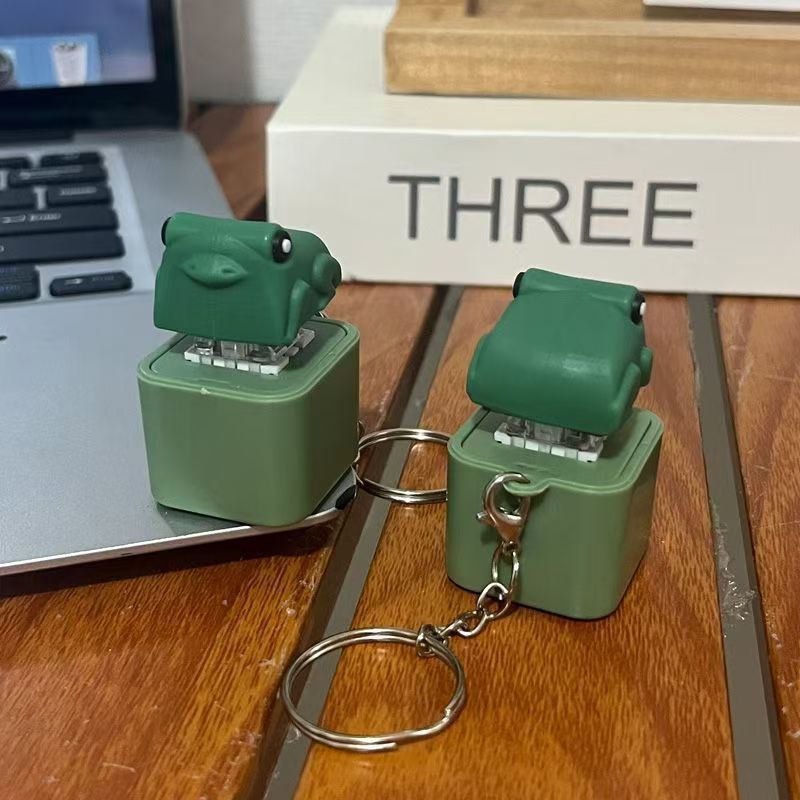 Engraçado Croaking Sapo Chaveiro Teclado Clicker Som Com Luz LED Para Alívio Do Estresse