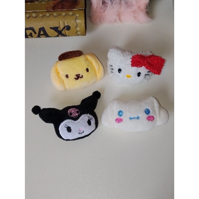 Pin Botton Sanrio Hello Kitty Pelúcia Broche Kawaii Para Mochilas e Bolsas