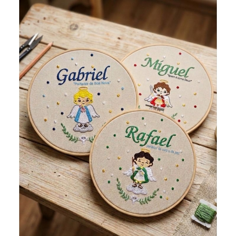 Porta Maternidade Bastidor Bordado Personalizado Arcanjos São Miguel, São Gabriel e São Rafael