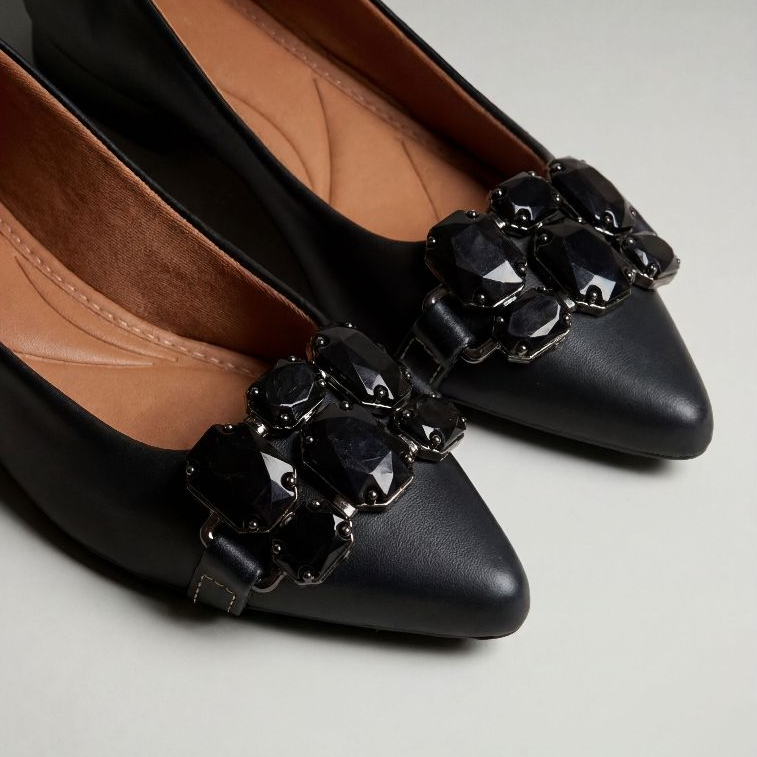 Sapatilha Feminina Rubia Bico Fino | Pele Preto com Pedra Preta – marcante, confortável, formal