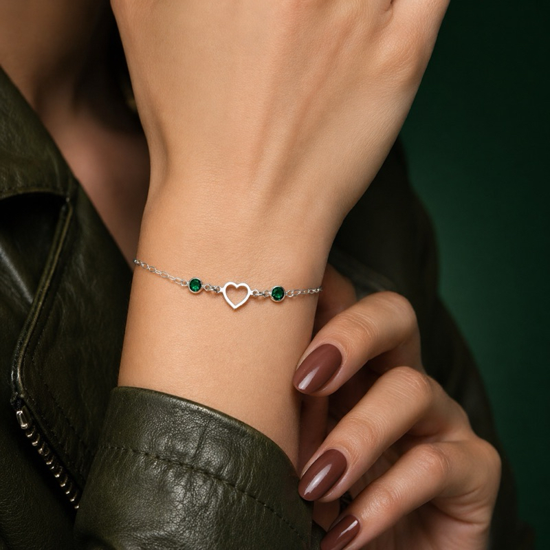 Pulseira Coração Vazado com Pedra Verde em Prata 925 Delicada e Elegante