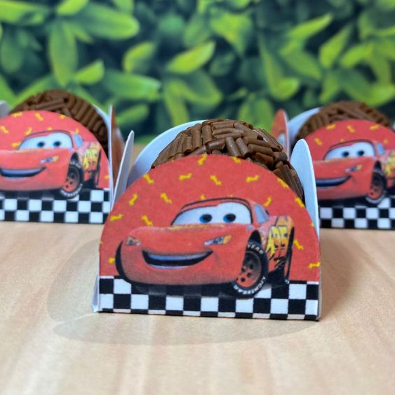 50 forminhas personalizadas 4 pétalas de doce brigadeiro festa aniversário CARROS RELAMPAGO MCQUEEN