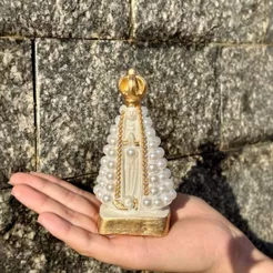 Nossa Senhora Aparecida 10cm Pérolas Branca Com Detalhes Dourados e Strass – Lembrança Religiosa