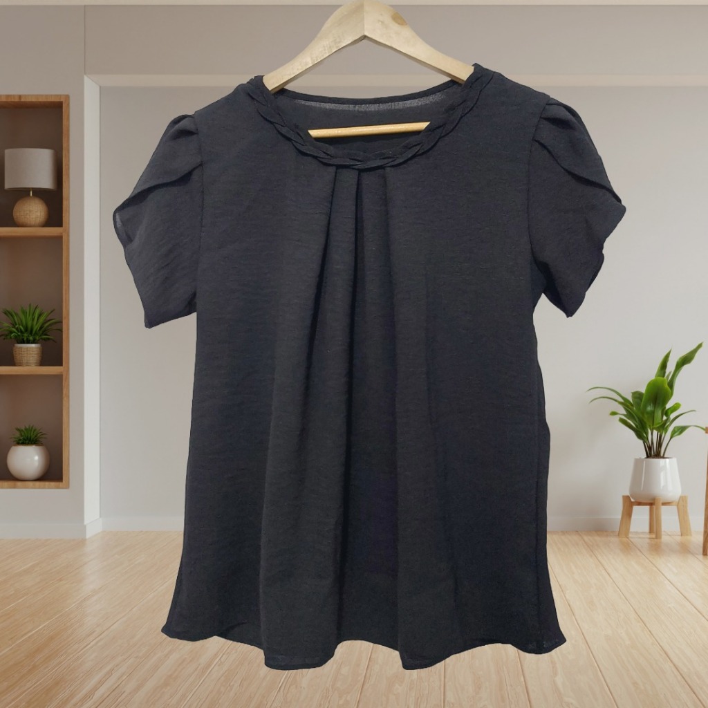 Blusa Feminina Soltinha com Pregas Frontais e Gola Trançada Manga curta