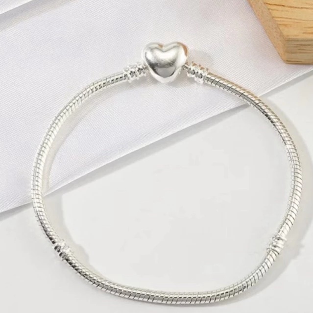 Pulseira Feminina Com Fecho De Coração Liso Banhada a Prata Semi Joia Delicada
