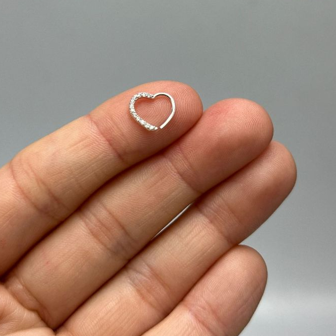 Piercing daith helix coração lado direito prata 925 · foto 2
